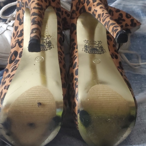 Shoes - Picture 3 of 4
